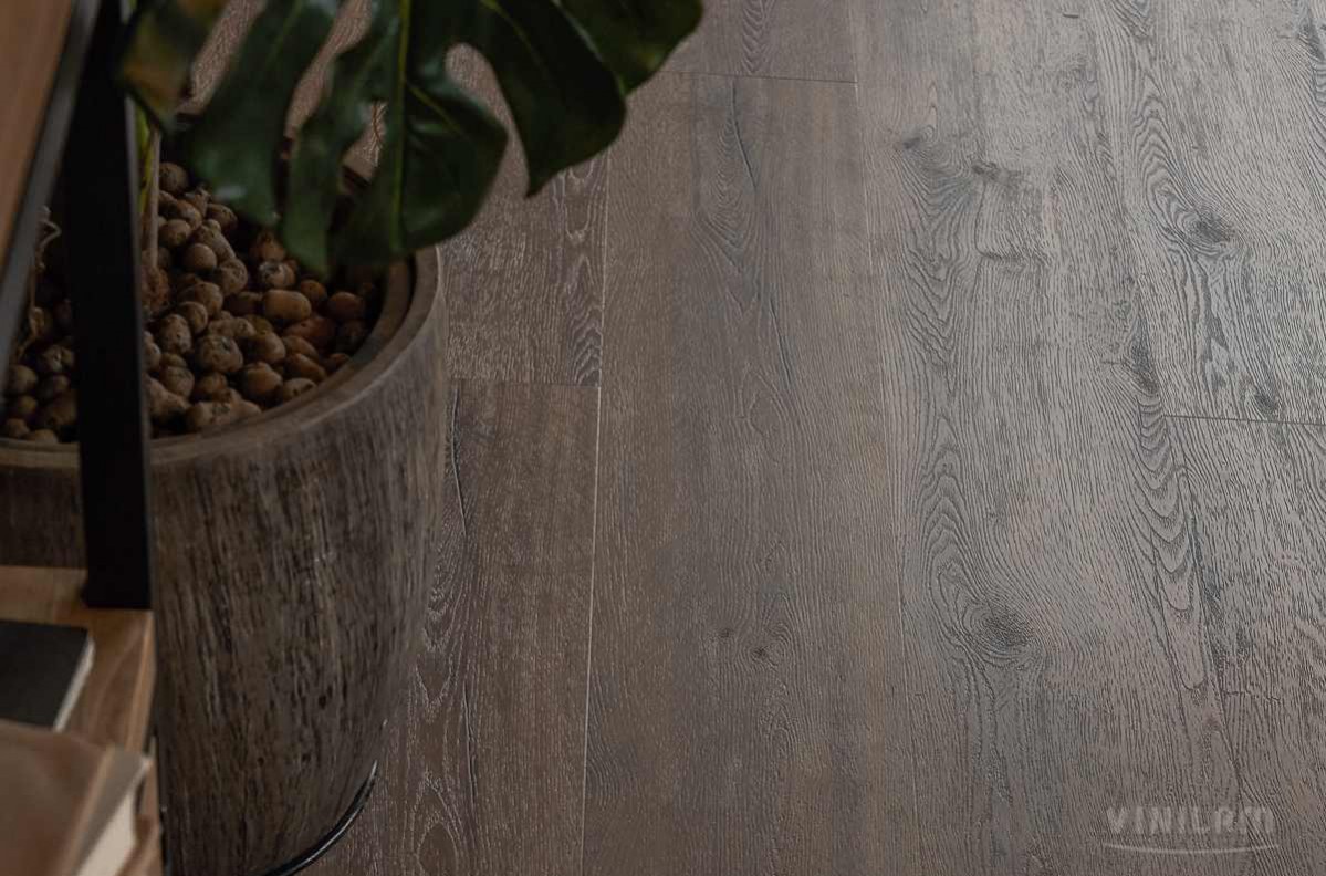 Кварцвиниловый SPC ламинат Vinilam Ceramo XXL Дуб Берн 8885-EIR 1520×225×5,5 фото в интерьере