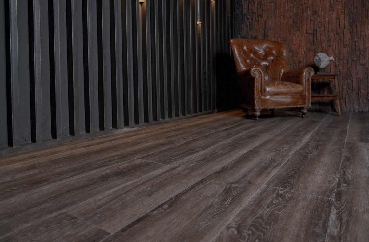 Кварцвиниловый SPC ламинат Vinilam Ceramo XXL Дуб Лугано 8890-EIR 1520×225×5,5 фото в интерьере