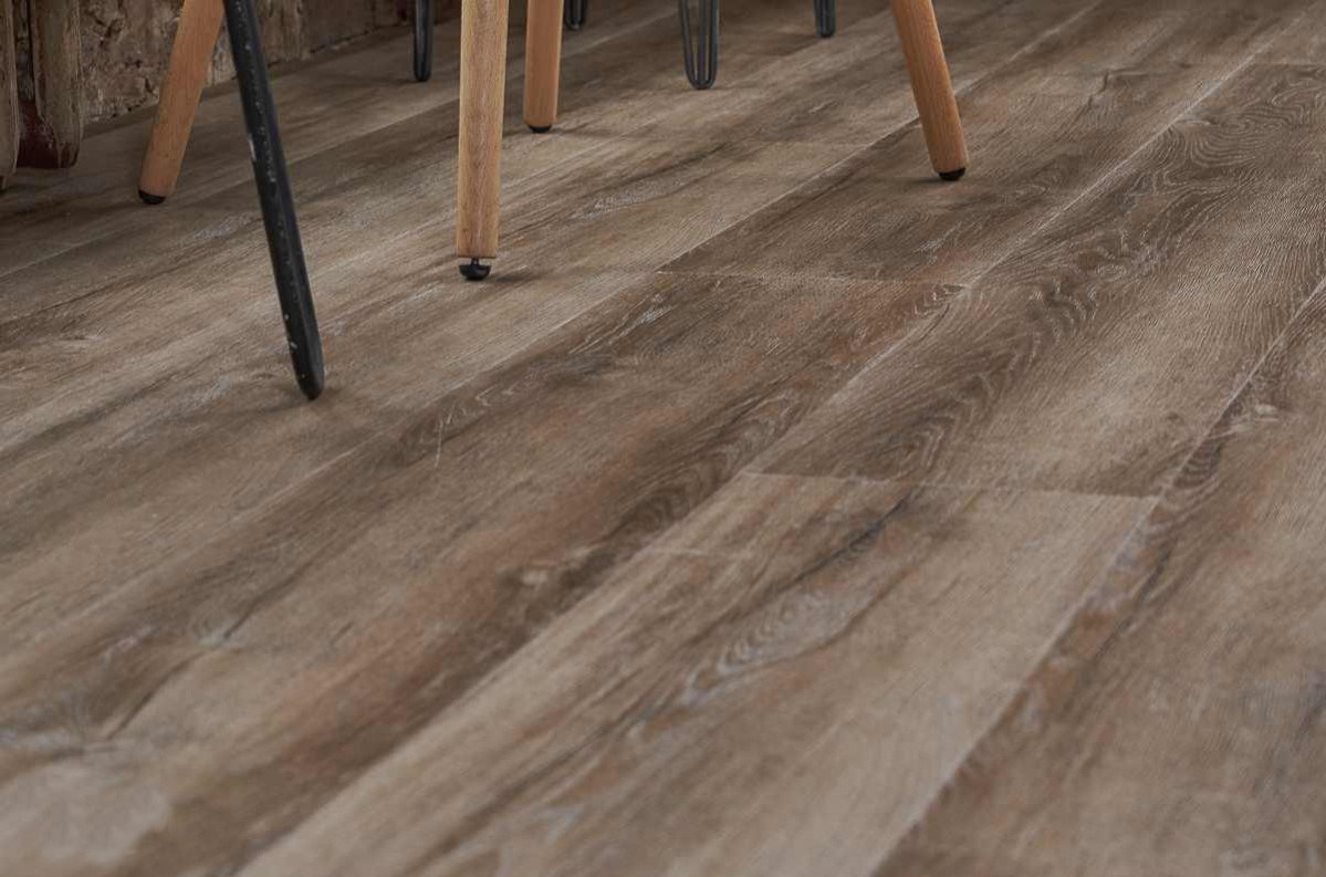 Кварцвиниловый SPC ламинат Vinilam Ceramo XXL Дуб Биль 8895-EIR 1520×225×4,5 фото в интерьере