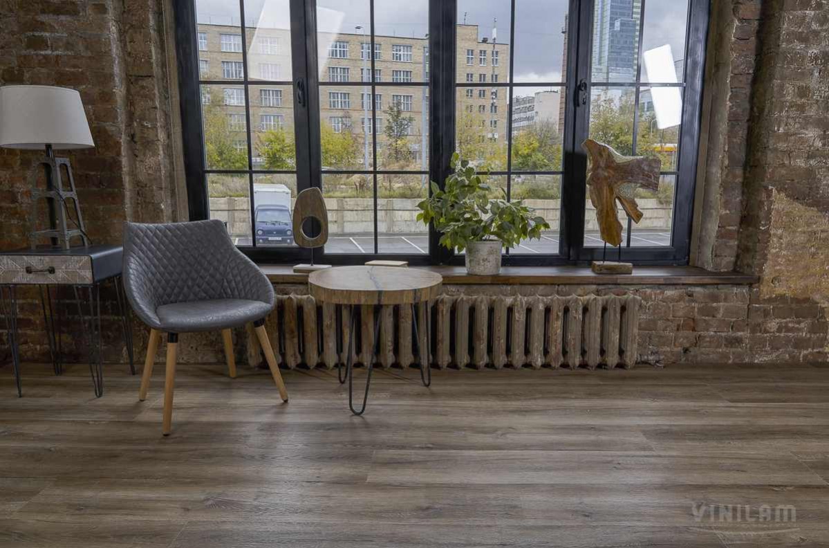 Кварцвиниловый SPC ламинат Vinilam Ceramo XXL Дуб Биль 8895-EIR 1520×225×4,5 фото в интерьере