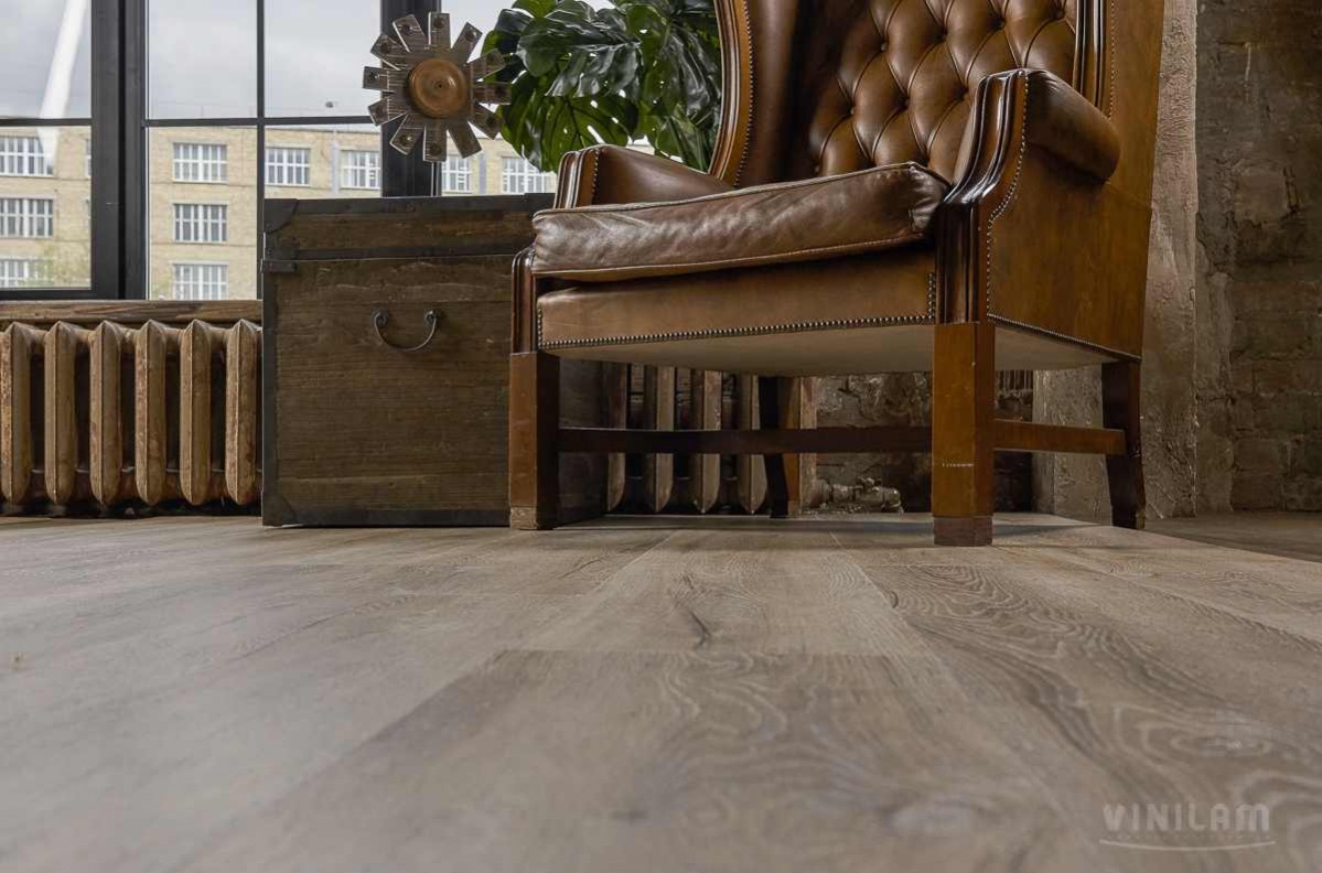 Кварцвиниловая плитка Vinilam клеевая Ceramo XXL Glue Дуб Женева 8870-EIR 1528×233×2,5 фото в интерьере