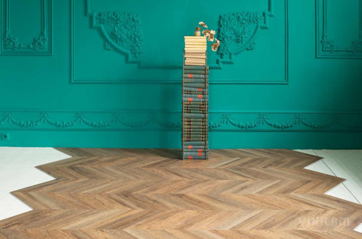 Кварцвиниловый SPC ламинат Vinilam Parquet Chevron Шеврон Нормандия RI153610CL4 французская елка 1293×305×8,5 фото в интерьере
