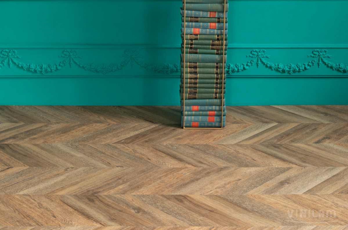 Кварцвиниловый SPC ламинат Vinilam Parquet Chevron Шеврон Нормандия RI153610CL4 французская елка 1293×305×8,5 фото в интерьере