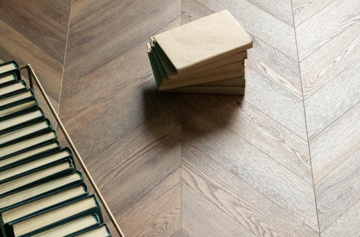 Кварцвиниловый SPC ламинат Vinilam Parquet Chevron Шеврон Нормандия RI153610CL4 французская елка 1293×305×8,5 фото в интерьере