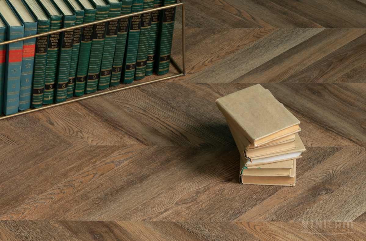 Кварцвиниловый SPC ламинат Vinilam Parquet Chevron Шеврон Нормандия RI153610CL4 французская елка 1293×305×8,5 фото в интерьере