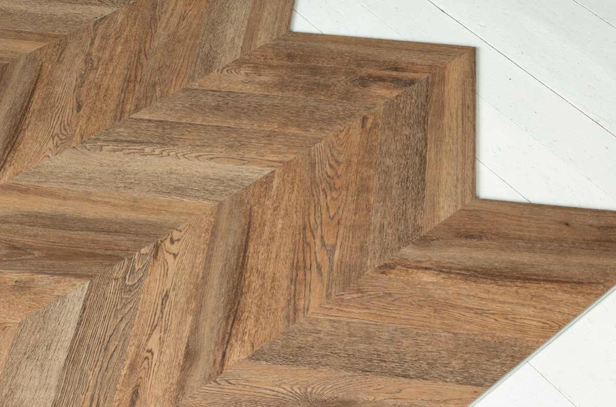 Кварцвиниловый SPC ламинат Vinilam Parquet Chevron Шеврон Нормандия RI153610CL4 французская елка 1293×305×8,5 фото в интерьере