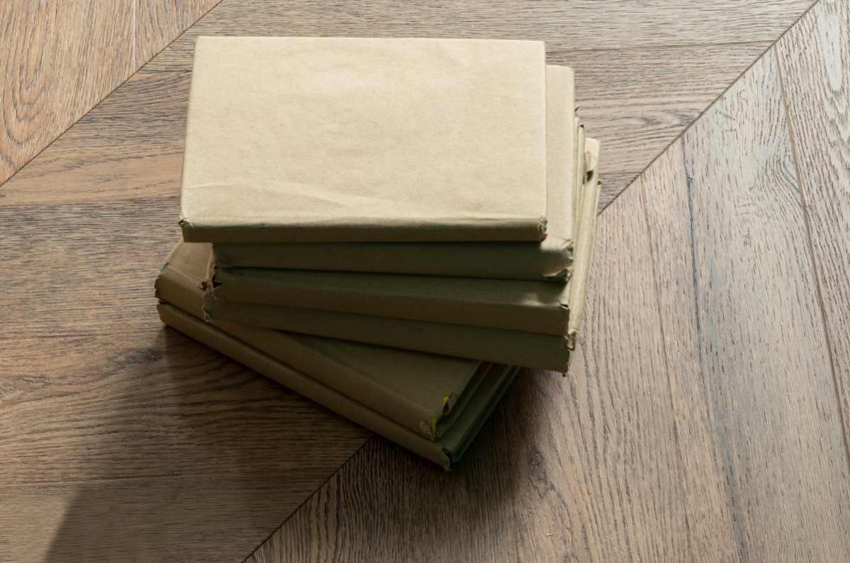 Кварцвиниловый SPC ламинат Vinilam Parquet Chevron Шеврон Нормандия RI153610CL4 французская елка 1293×305×8,5 фото в интерьере