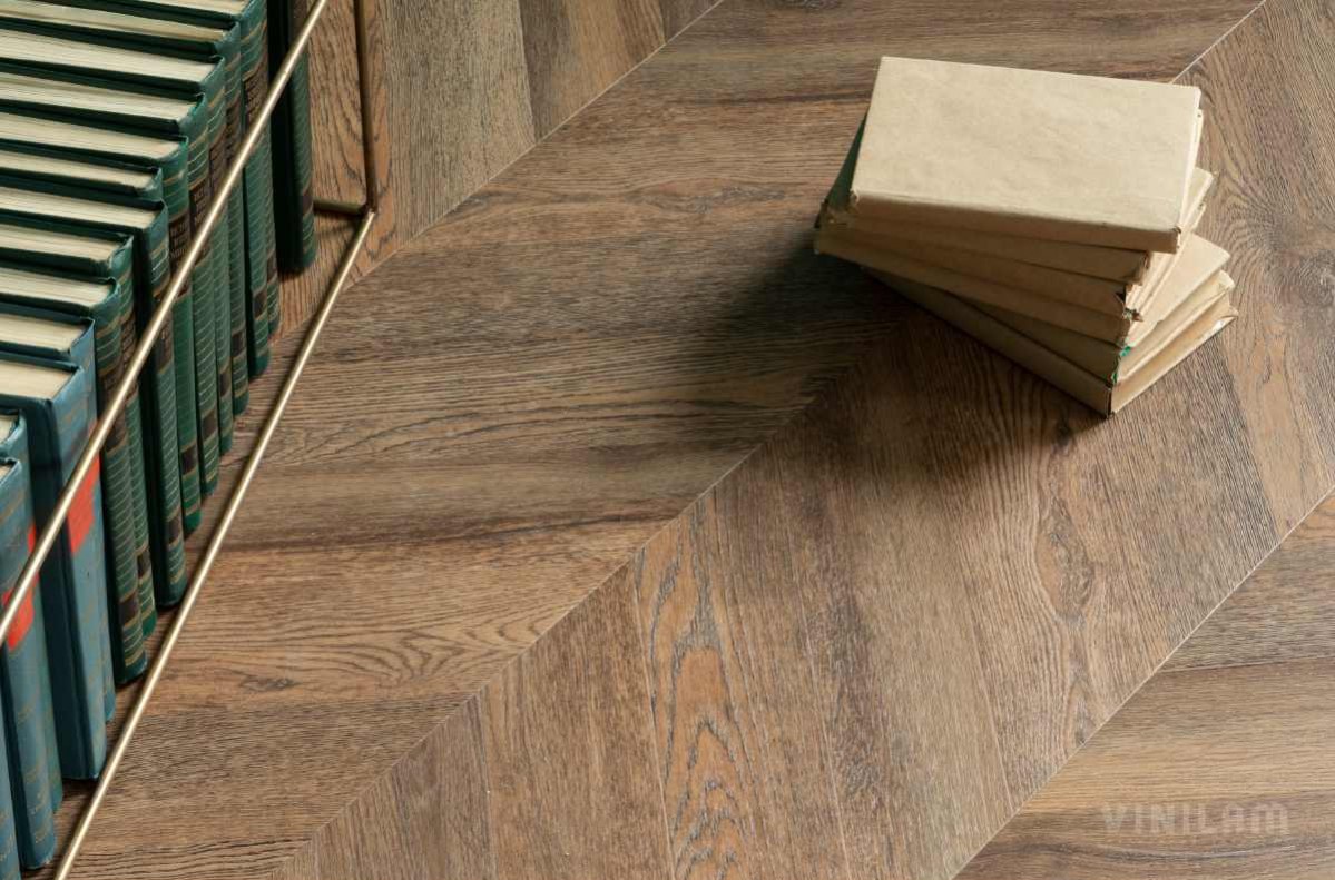 Кварцвиниловый SPC ламинат Vinilam Parquet Chevron Шеврон Нормандия RI153610CL4 французская елка 1293×305×8,5 фото в интерьере