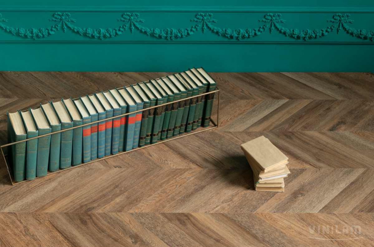 Кварцвиниловый SPC ламинат Vinilam Parquet Chevron Шеврон Нормандия RI153610CL4 французская елка 1293×305×8,5 фото в интерьере