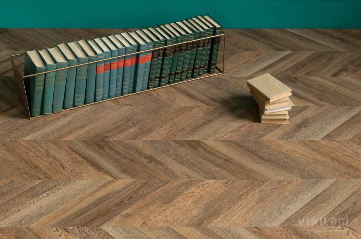 Кварцвиниловый SPC ламинат Vinilam Parquet Chevron Шеврон Нормандия RI153610CL4 французская елка 1293×305×8,5 фото в интерьере