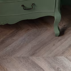 Кварцвиниловый SPC ламинат Vinilam Parquet Chevron Шеврон Шампань RI153616CL4 французская елка 1293×305×8,5