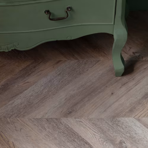 Кварцвиниловый SPC ламинат Vinilam Parquet Chevron Шеврон Шампань RI153616CL4 французская елка 1293×305×8,5