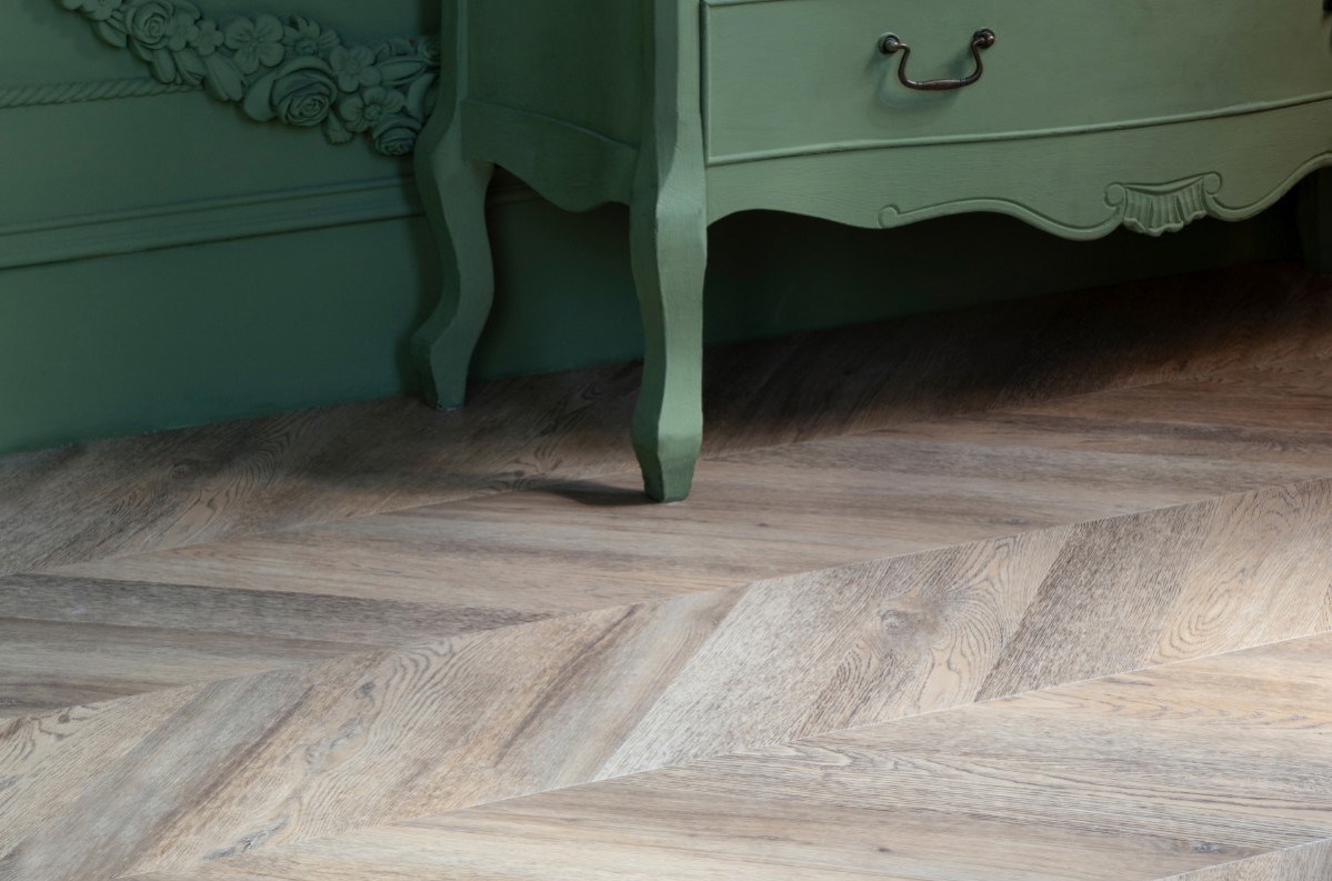Кварцвиниловый SPC ламинат Vinilam Parquet Chevron Шеврон Шампань RI153616CL4 французская елка 1293×305×8,5 фото в интерьере