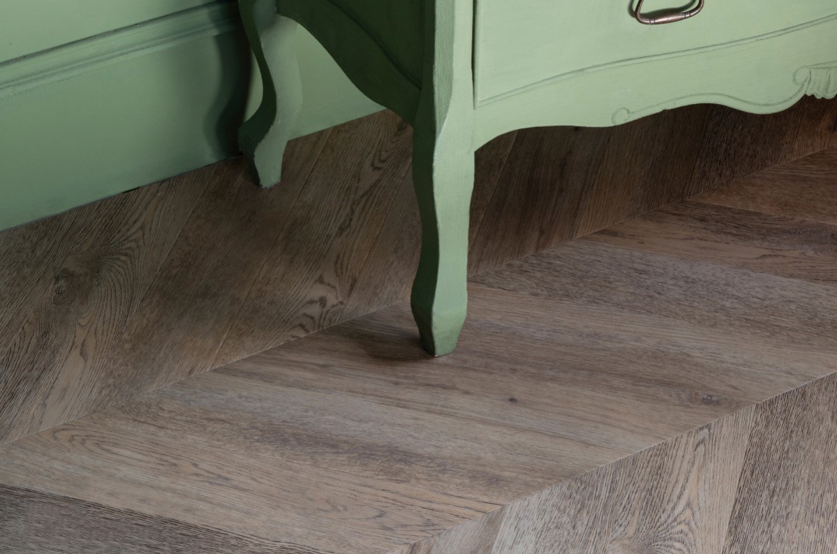 Кварцвиниловый SPC ламинат Vinilam Parquet Chevron Шеврон Шампань RI153616CL4 французская елка 1293×305×8,5 фото в интерьере