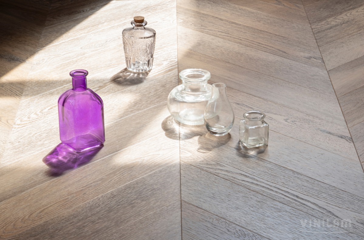 Кварцвиниловый SPC ламинат Vinilam Parquet Chevron Шеврон Шампань RI153616CL4 французская елка 1293×305×8,5 фото в интерьере