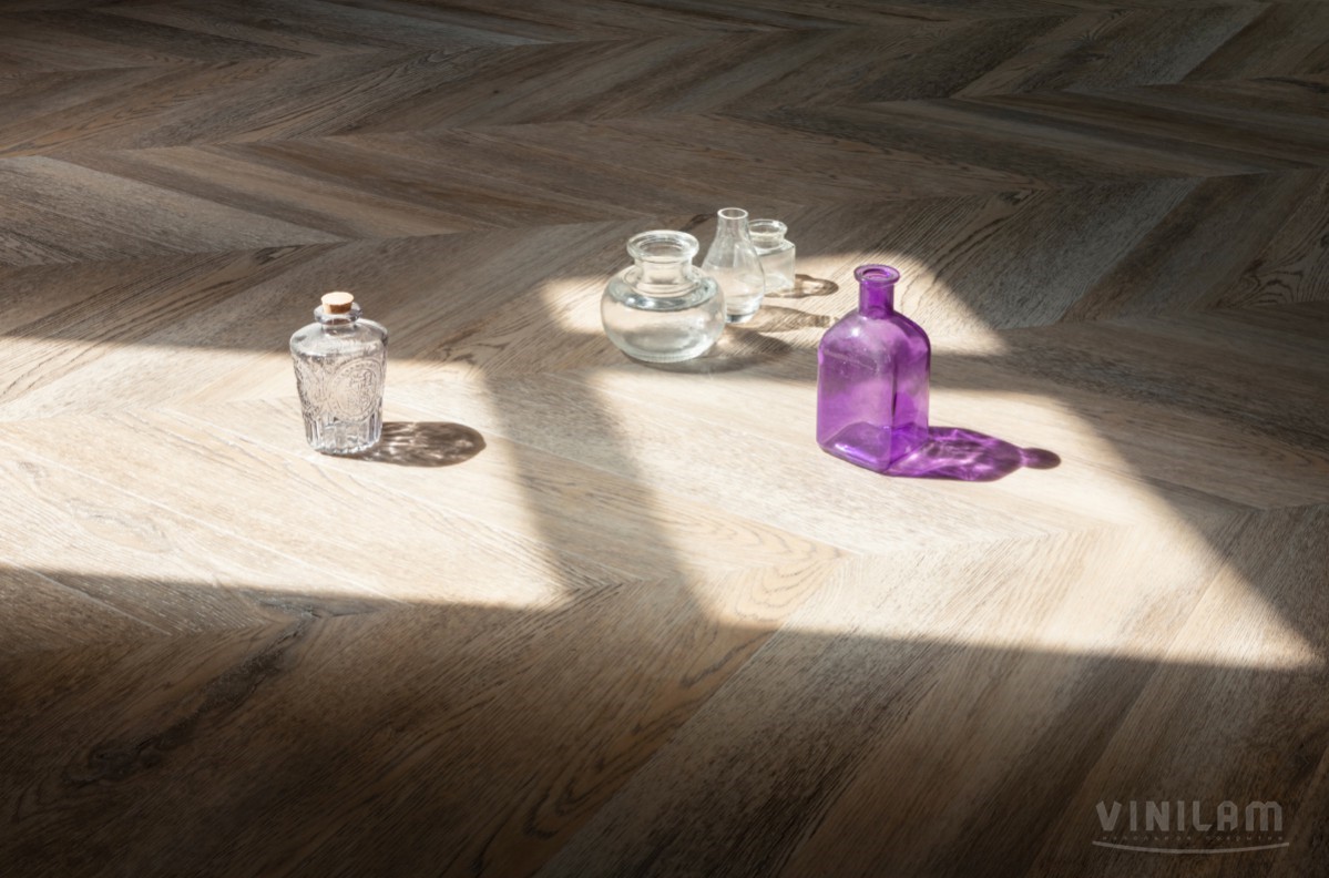 Кварцвиниловый SPC ламинат Vinilam Parquet Chevron Шеврон Шампань RI153616CL4 французская елка 1293×305×8,5 фото в интерьере