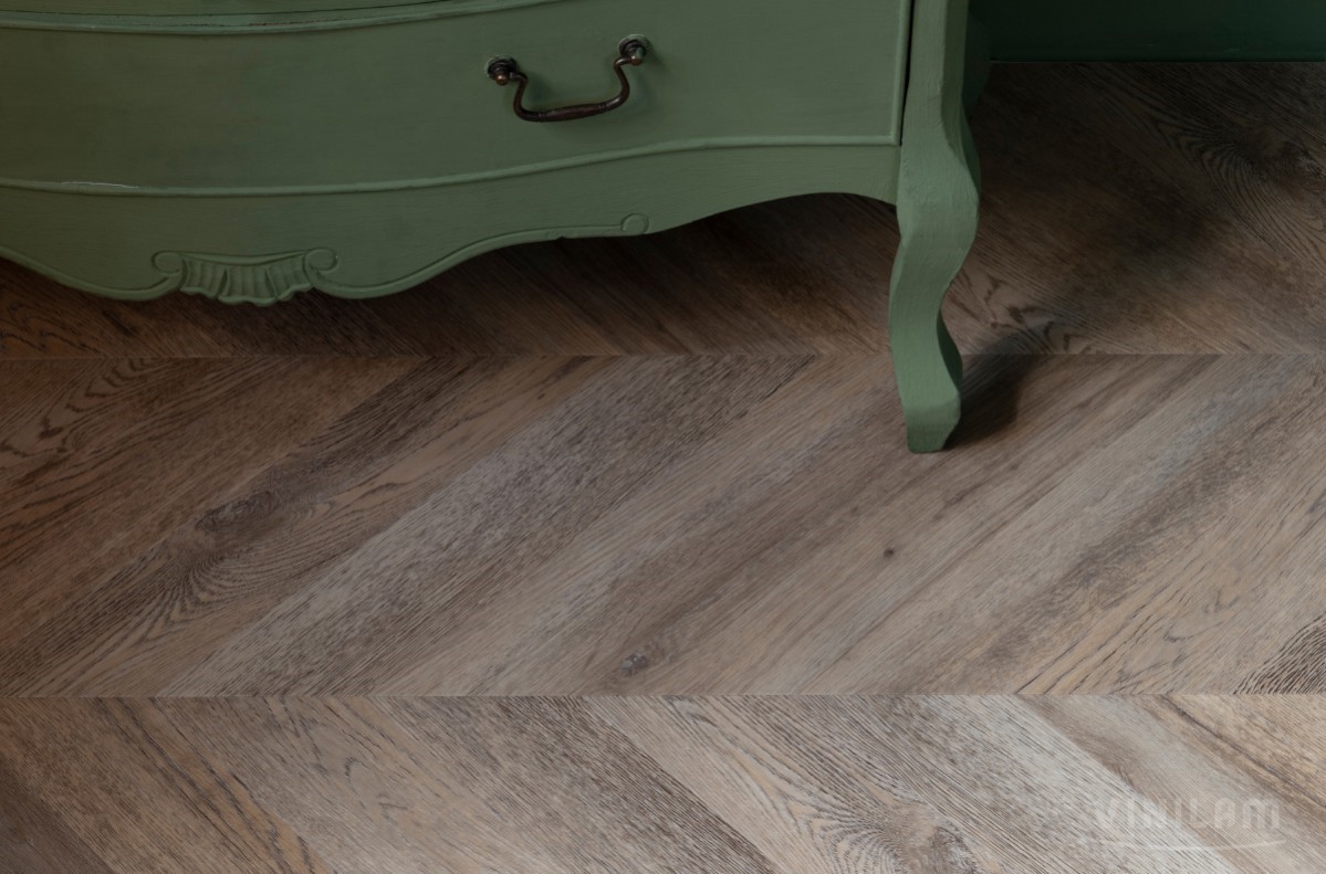Кварцвиниловый SPC ламинат Vinilam Parquet Chevron Шеврон Шампань RI153616CL4 французская елка 1293×305×8,5 фото в интерьере