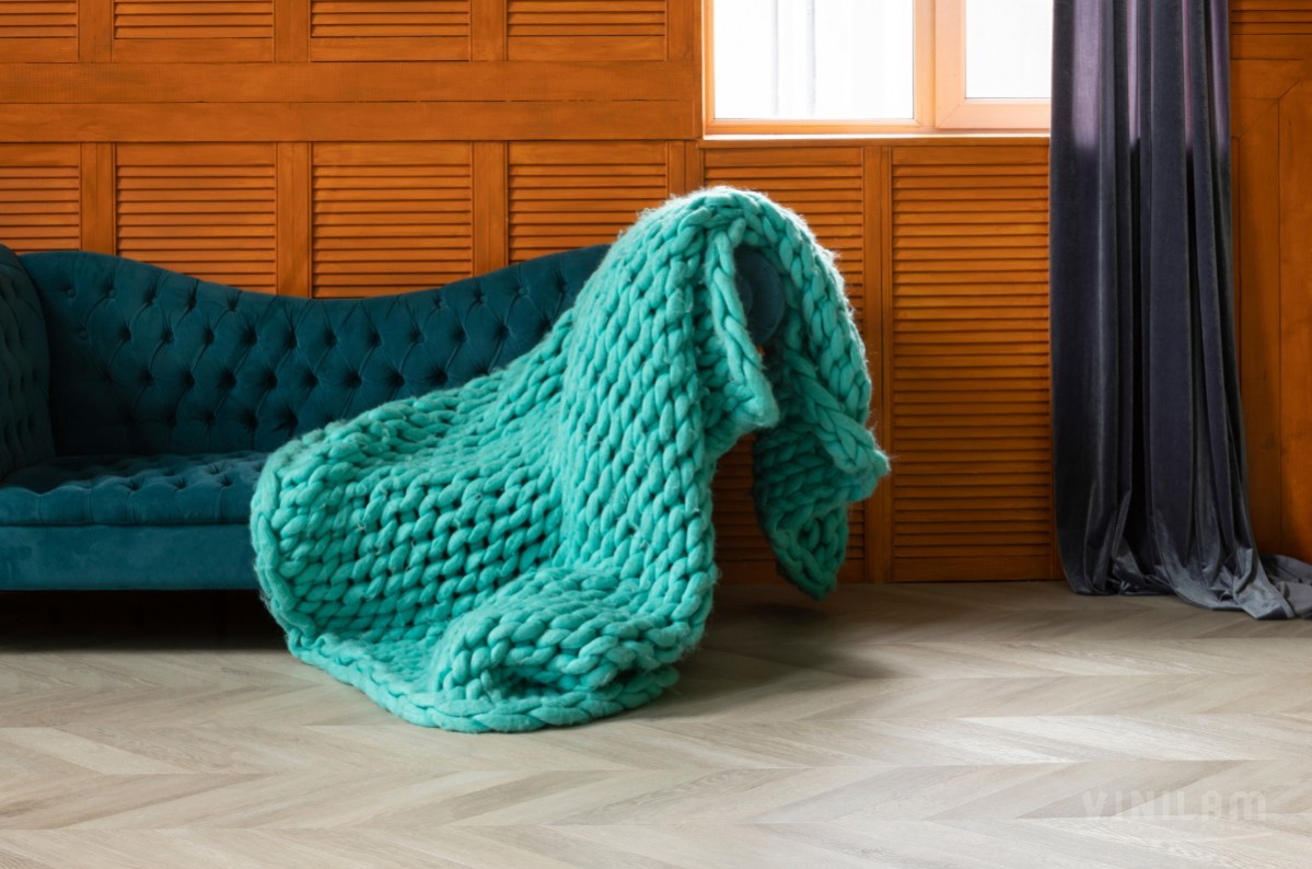 Кварцвиниловый SPC ламинат Vinilam Parquet Chevron Шеврон Сезар RI4445118CL4 французская елка 1293×305×8,5 фото в интерьере