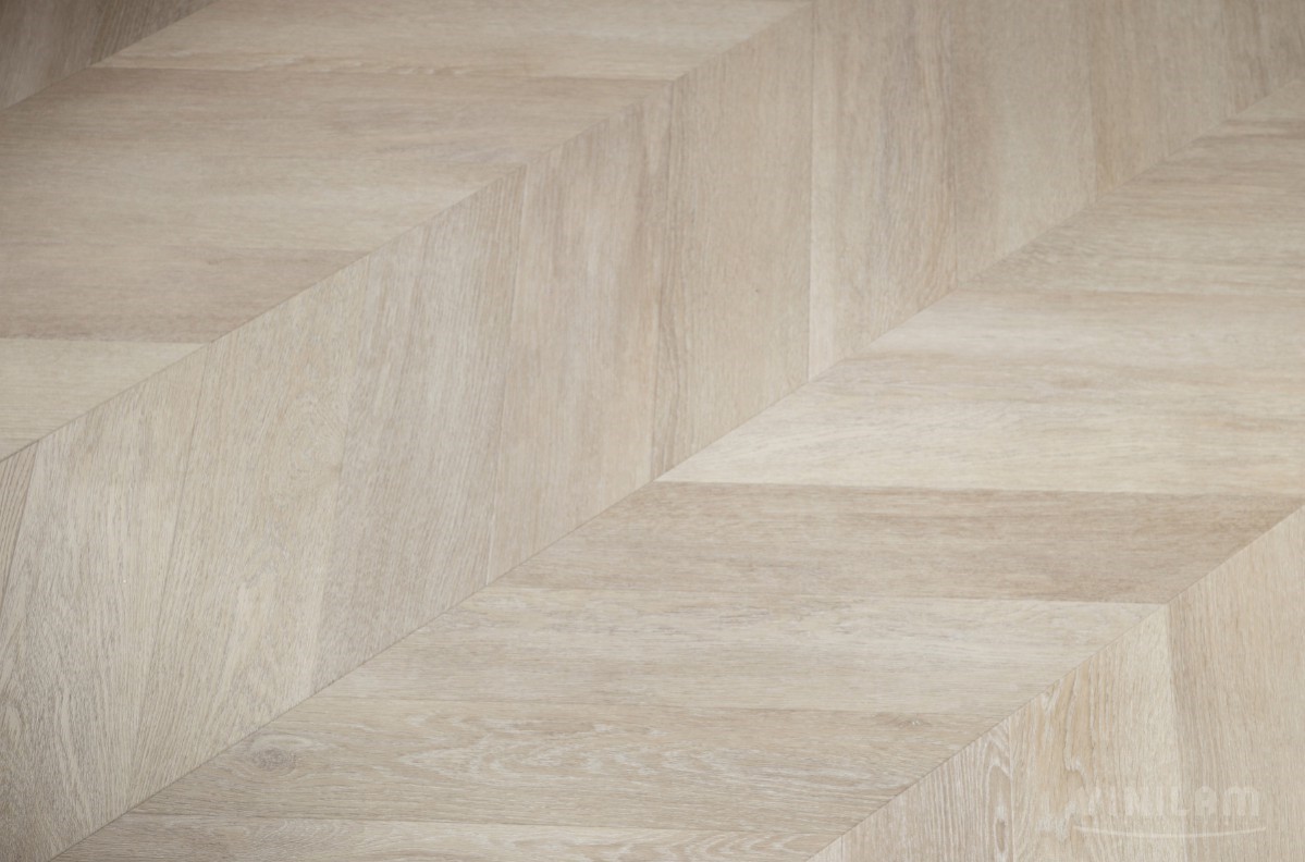 Кварцвиниловый SPC ламинат Vinilam Parquet Chevron Шеврон Сезар RI4445118CL4 французская елка 1293×305×8,5 фото в интерьере
