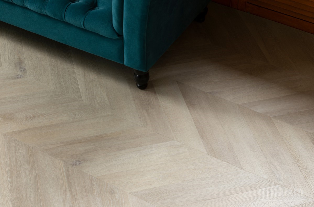Кварцвиниловый SPC ламинат Vinilam Parquet Chevron Шеврон Сезар RI4445118CL4 французская елка 1293×305×8,5 фото в интерьере