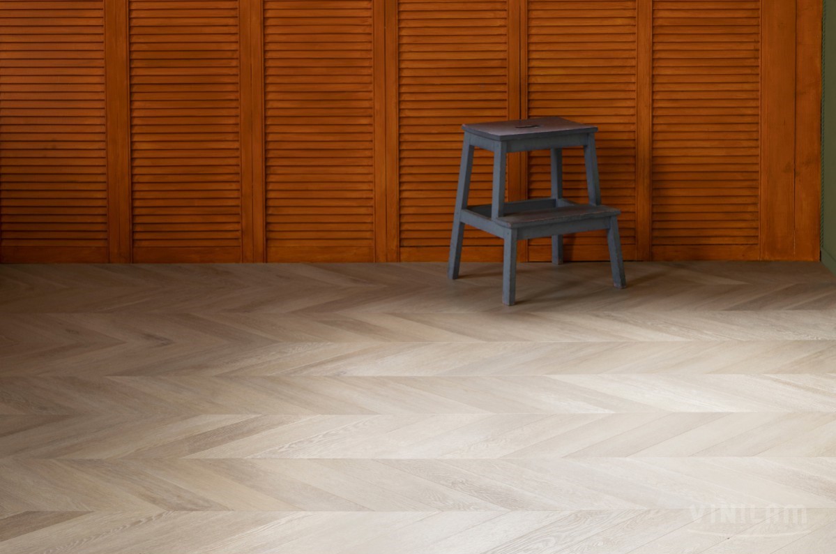 Кварцвиниловый SPC ламинат Vinilam Parquet Chevron Шеврон Сезар RI4445118CL4 французская елка 1293×305×8,5 фото в интерьере