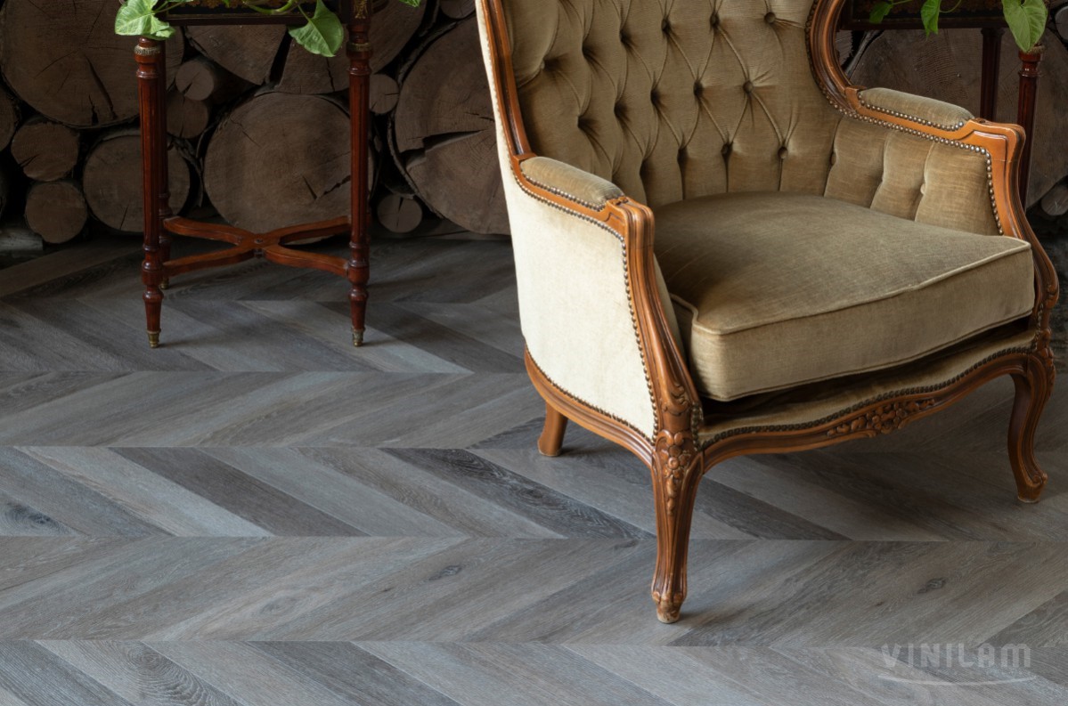 Кварцвиниловый SPC ламинат Vinilam Parquet Chevron Шеврон Легран RI444515CL4 французская елка 1293×305×8,5 фото в интерьере
