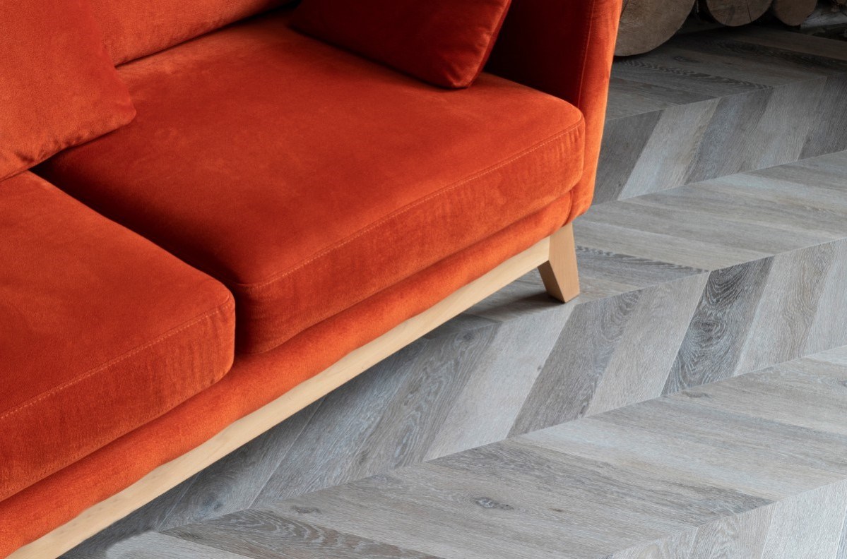Кварцвиниловый SPC ламинат Vinilam Parquet Chevron Шеврон Легран RI444515CL4 французская елка 1293×305×8,5 фото в интерьере