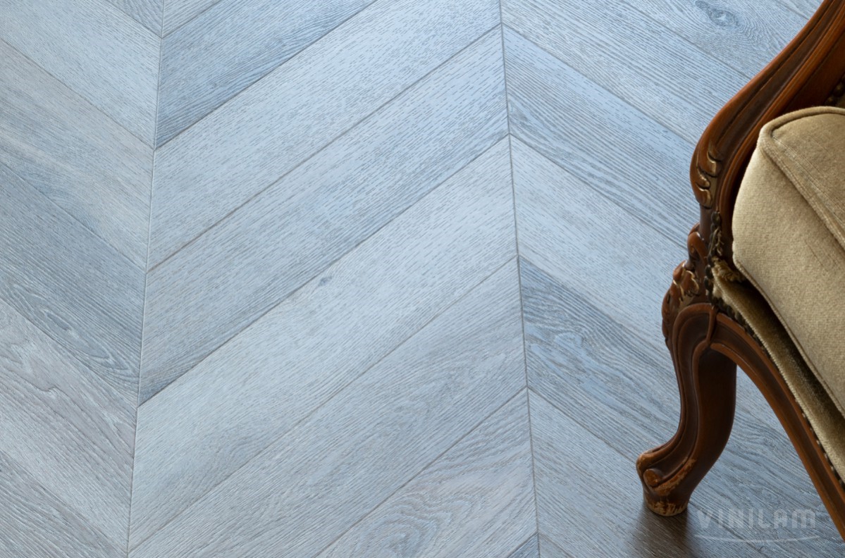 Кварцвиниловый SPC ламинат Vinilam Parquet Chevron Шеврон Легран RI444515CL4 французская елка 1293×305×8,5 фото в интерьере