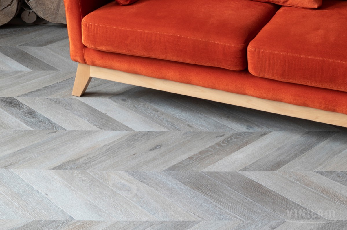 Кварцвиниловый SPC ламинат Vinilam Parquet Chevron Шеврон Легран RI444515CL4 французская елка 1293×305×8,5 фото в интерьере