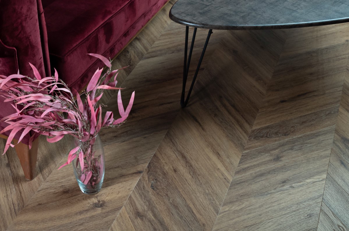 Кварцвиниловый SPC ламинат Vinilam Parquet Chevron Шеврон Лувр I107516 французская елка 1293×305×8,5 фото в интерьере