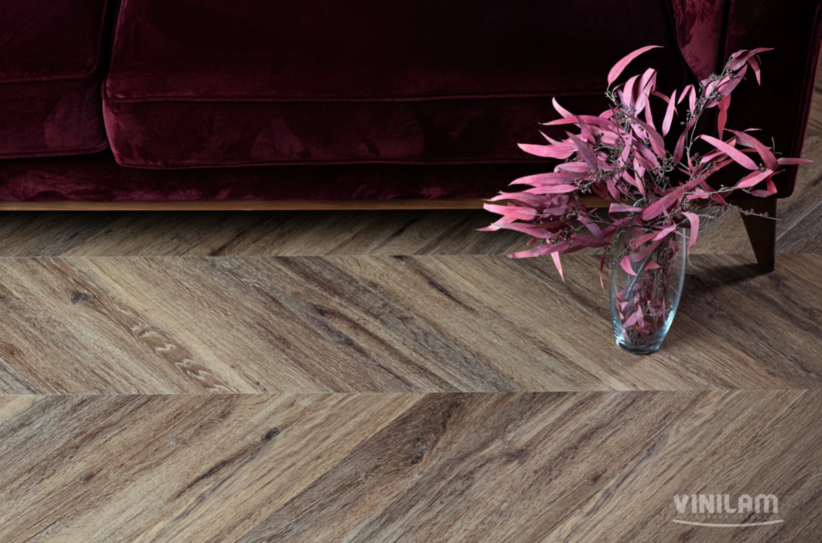 Кварцвиниловый SPC ламинат Vinilam Parquet Chevron Шеврон Лувр I107516 французская елка 1293×305×8,5 фото в интерьере