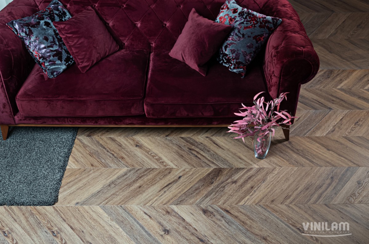 Кварцвиниловый SPC ламинат Vinilam Parquet Chevron Шеврон Лувр I107516 французская елка 1293×305×8,5 фото в интерьере