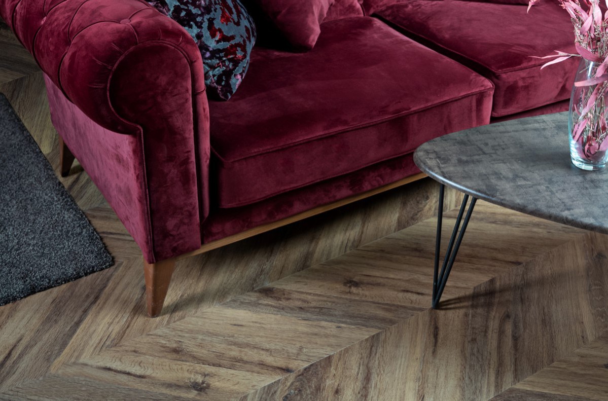 Кварцвиниловый SPC ламинат Vinilam Parquet Chevron Шеврон Лувр I107516 французская елка 1293×305×8,5 фото в интерьере