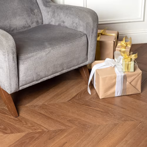Кварцвиниловый SPC ламинат Vinilam Parquet Chevron Шеврон Плезир I1651102 французская елка 1293×305×8,5