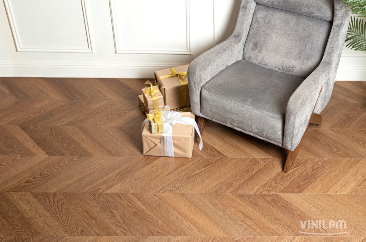 Кварцвиниловый SPC ламинат Vinilam Parquet Chevron Шеврон Плезир I1651102 французская елка 1293×305×8,5 фото в интерьере