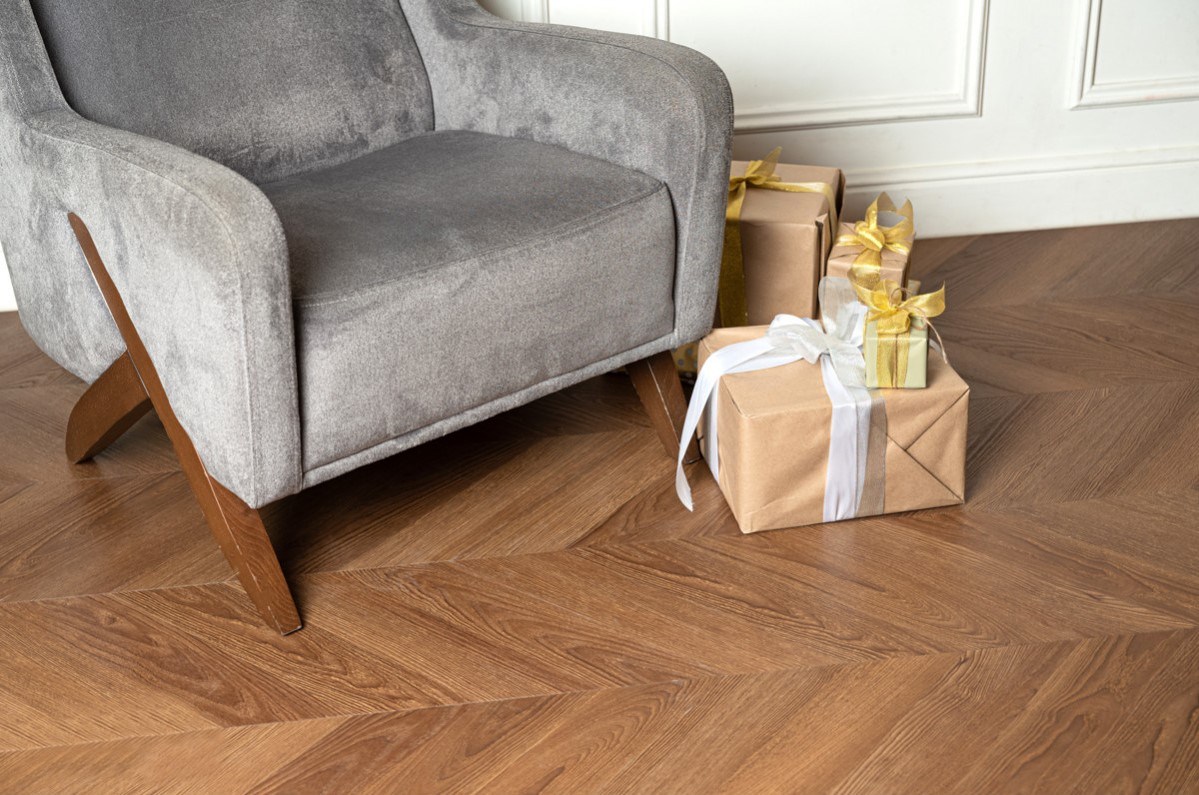 Кварцвиниловый SPC ламинат Vinilam Parquet Chevron Шеврон Плезир I1651102 французская елка 1293×305×8,5 фото в интерьере