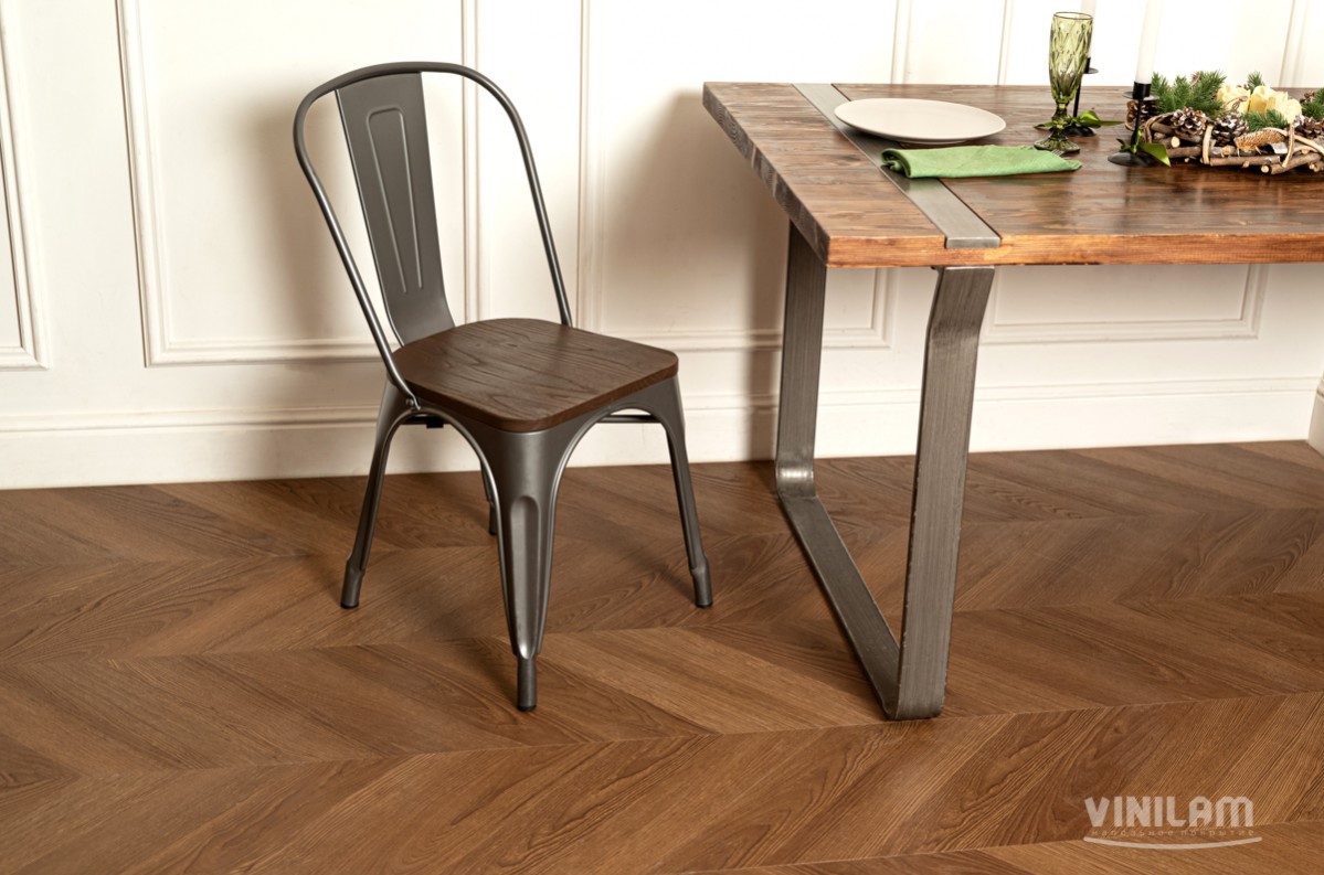 Кварцвиниловый SPC ламинат Vinilam Parquet Chevron Шеврон Плезир I1651102 французская елка 1293×305×8,5 фото в интерьере