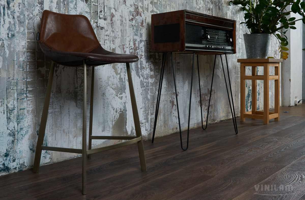 Кварцвиниловый SPC ламинат Vinilam Allure ISOCORE Пекан южный I100216 1210×220×7,5 фото в интерьере