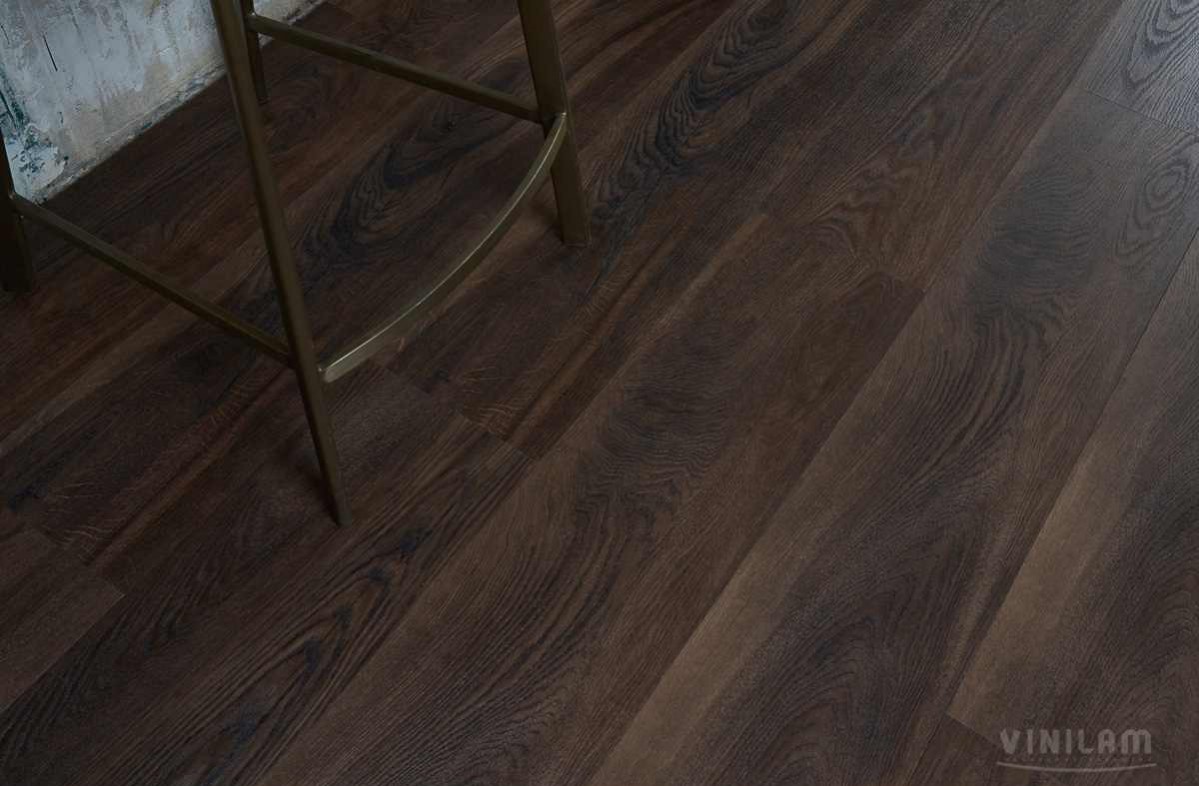 Кварцвиниловый SPC ламинат Vinilam Allure ISOCORE Пекан южный I100216 1210×220×7,5 фото в интерьере