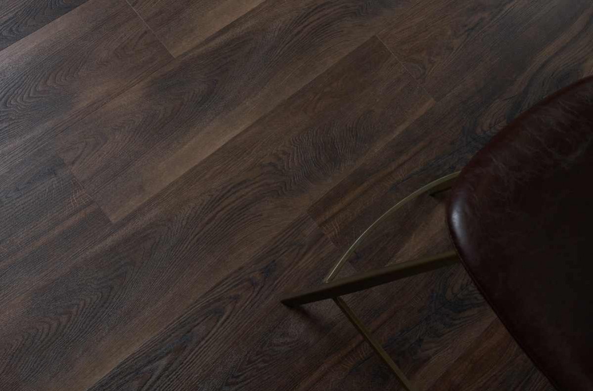 Кварцвиниловый SPC ламинат Vinilam Allure ISOCORE Пекан южный I100216 1210×220×7,5 фото в интерьере