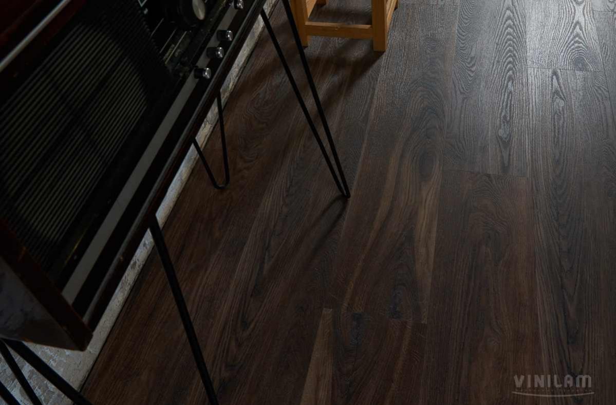 Кварцвиниловый SPC ламинат Vinilam Allure ISOCORE Пекан южный I100216 1210×220×7,5 фото в интерьере