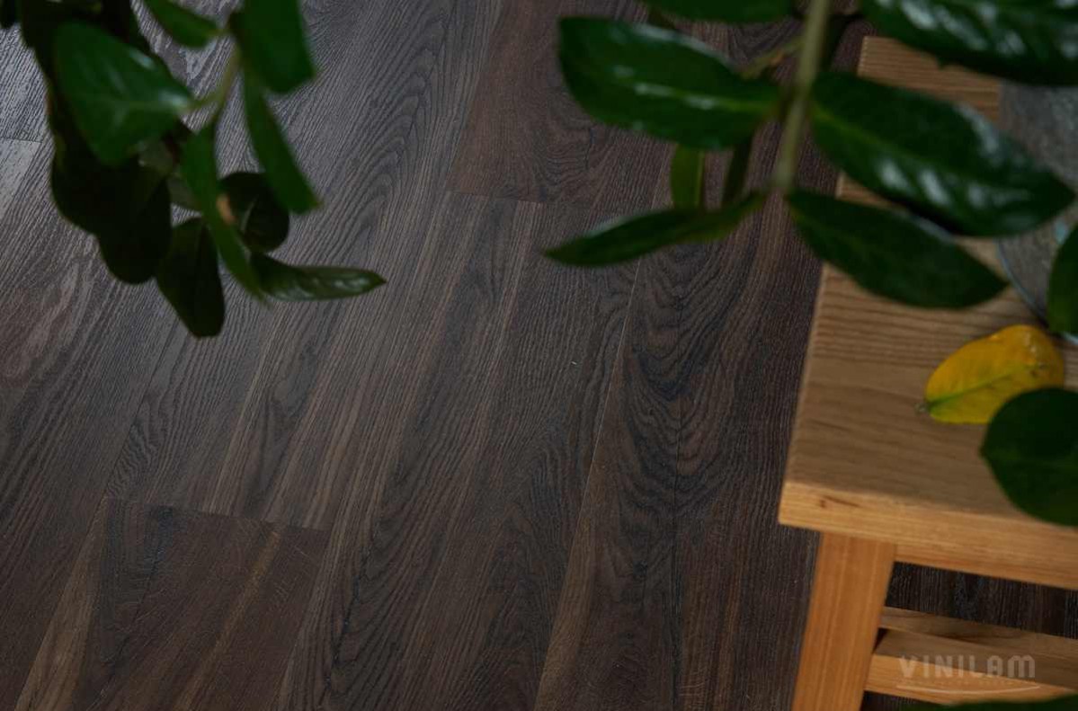 Кварцвиниловый SPC ламинат Vinilam Allure ISOCORE Пекан южный I100216 1210×220×7,5 фото в интерьере