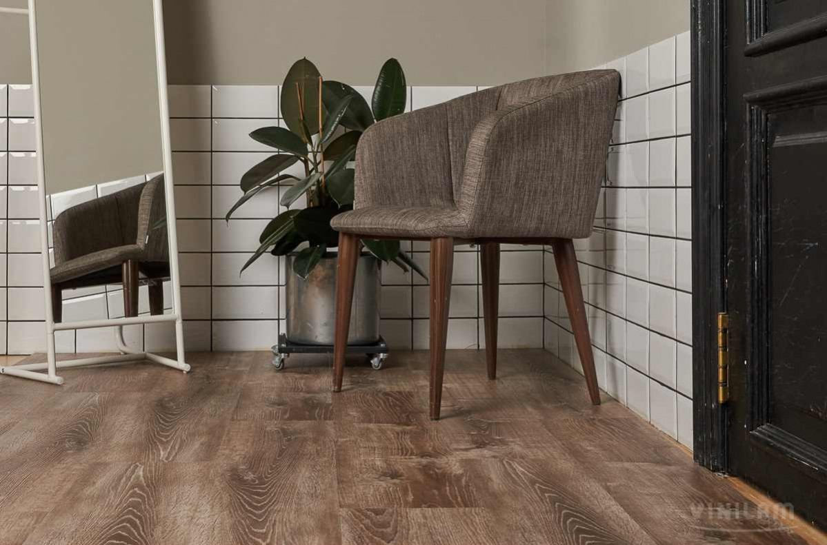 Кварцвиниловый SPC ламинат Vinilam Allure ISOCORE Дуб дымчатый I966101 1210×220×7,5 фото в интерьере