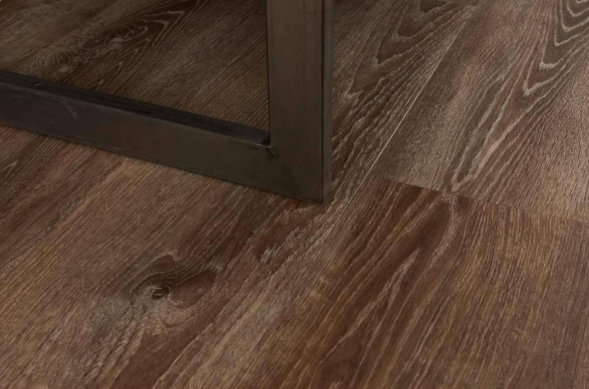 Кварцвиниловый SPC ламинат Vinilam Allure ISOCORE Дуб дымчатый I966101 1210×220×7,5 фото в интерьере