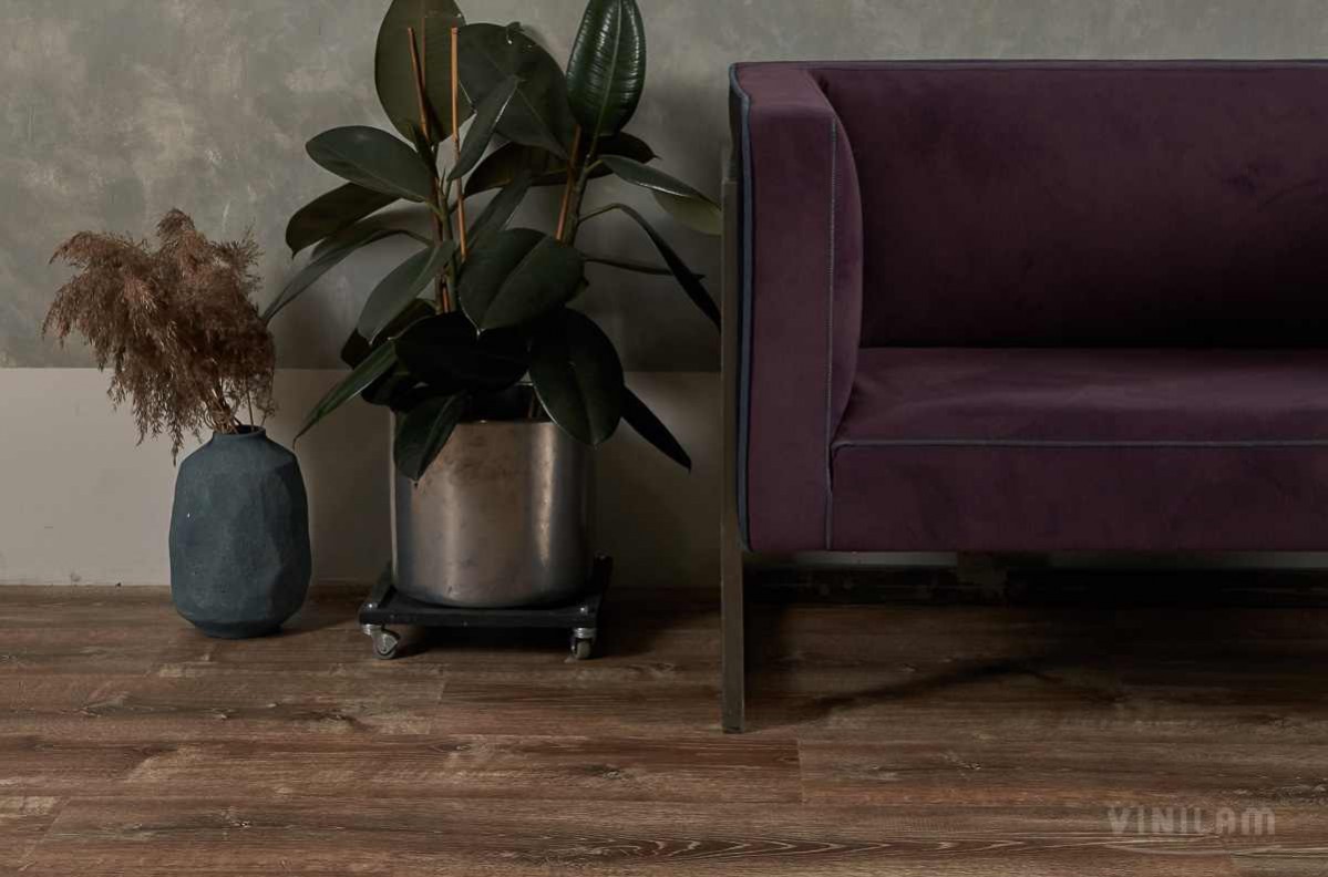 Кварцвиниловый SPC ламинат Vinilam Allure ISOCORE Дуб дымчатый I966101 1210×220×7,5 фото в интерьере