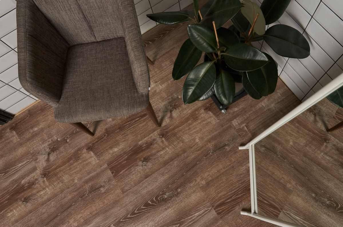 Кварцвиниловый SPC ламинат Vinilam Allure ISOCORE Дуб дымчатый I966101 1210×220×7,5 фото в интерьере