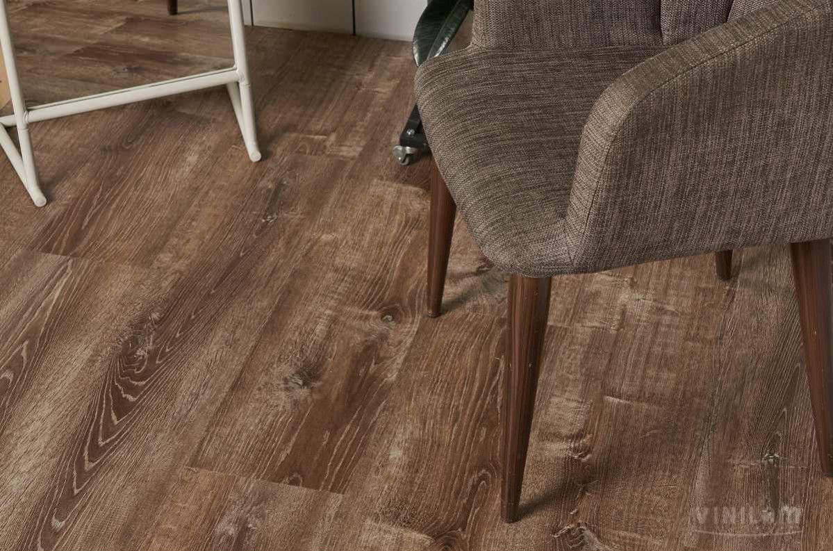 Кварцвиниловый SPC ламинат Vinilam Allure ISOCORE Дуб дымчатый I966101 1210×220×7,5 фото в интерьере