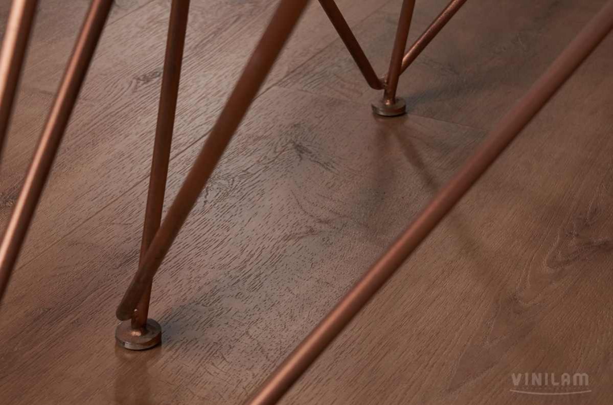 Кварцвиниловый SPC ламинат Vinilam Allure ISOCORE Дуб золотой I967109 1210×220×7,5 фото в интерьере