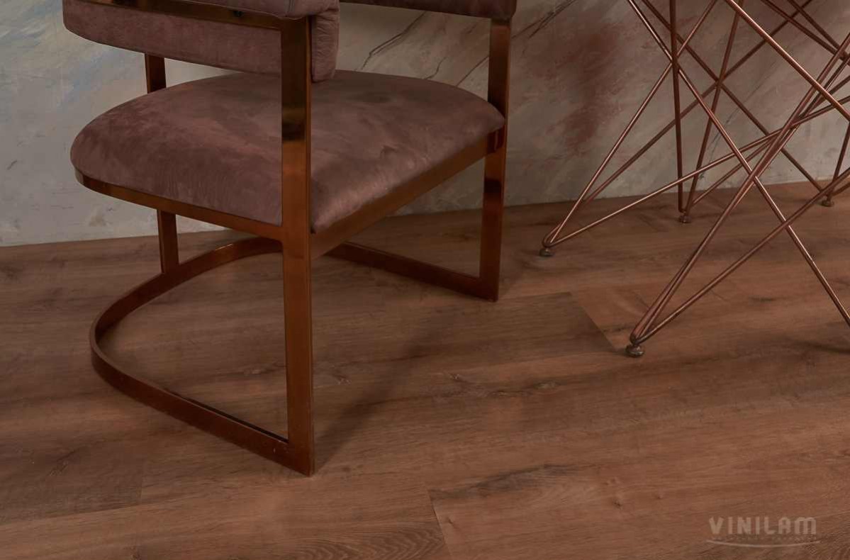 Кварцвиниловый SPC ламинат Vinilam Allure ISOCORE Дуб золотой I967109 1210×220×7,5 фото в интерьере