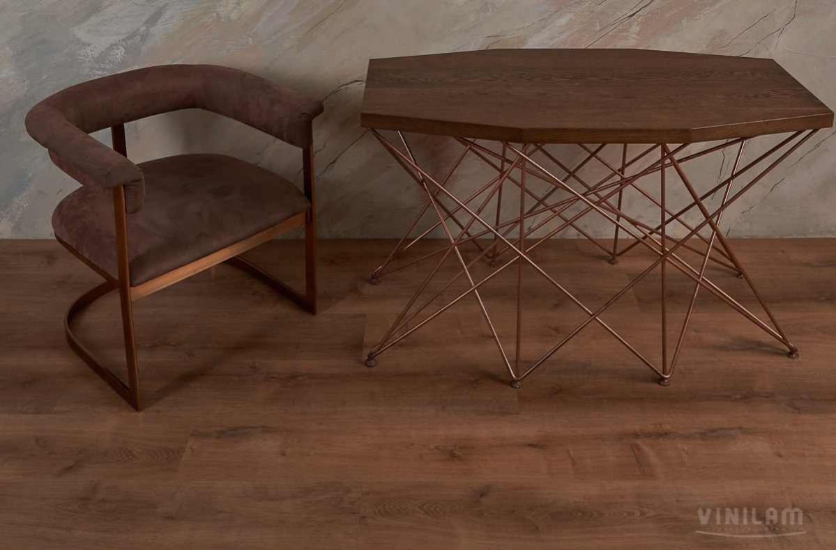 Кварцвиниловый SPC ламинат Vinilam Allure ISOCORE Дуб золотой I967109 1210×220×7,5 фото в интерьере